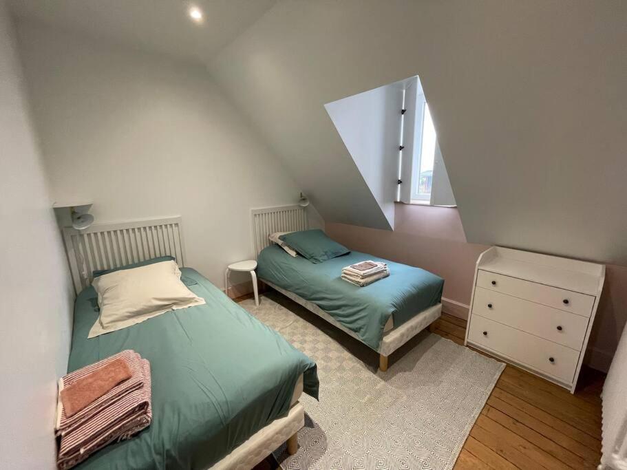 Photo de la chambre 6 avec deux lits simples